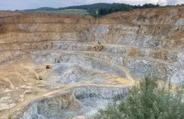 Kamenolom - pohled na těžbu serpentinitu