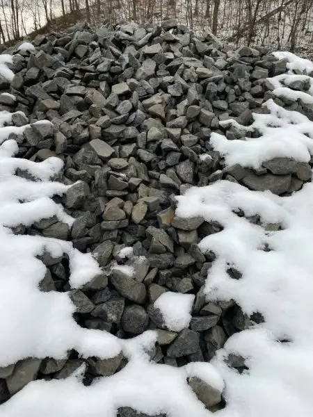 Kamenivo frakce 7 - tříděný lomový kámen se sníhem